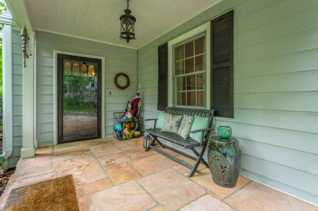 Foto del edificio - 1403 Cinderella Rd