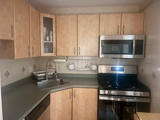 Building Photo - 140 Kenrick St