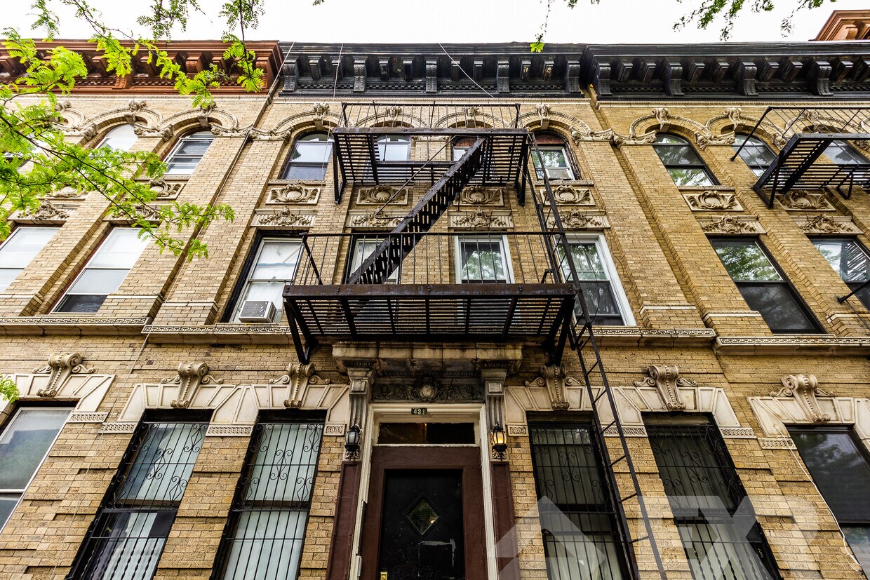 Primary Photo - 421 Rogers Ave