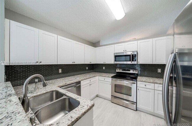 Foto del edificio - 20421 SW 1st St