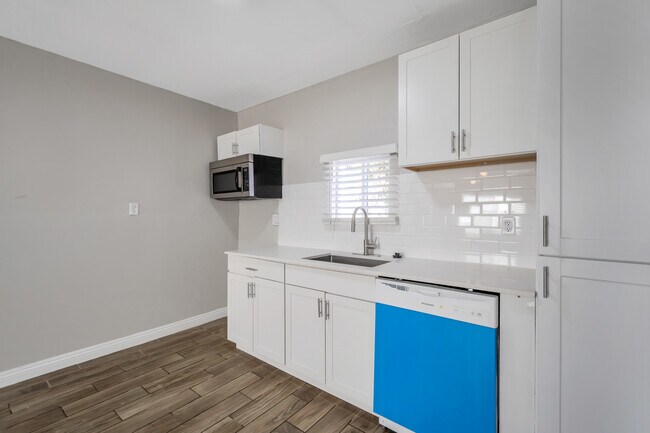 Building Photo - 419 W 9th St