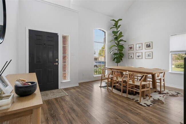 Building Photo - 1022 N Ash Cove