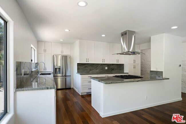 Foto del edificio - 9665 Heather Rd