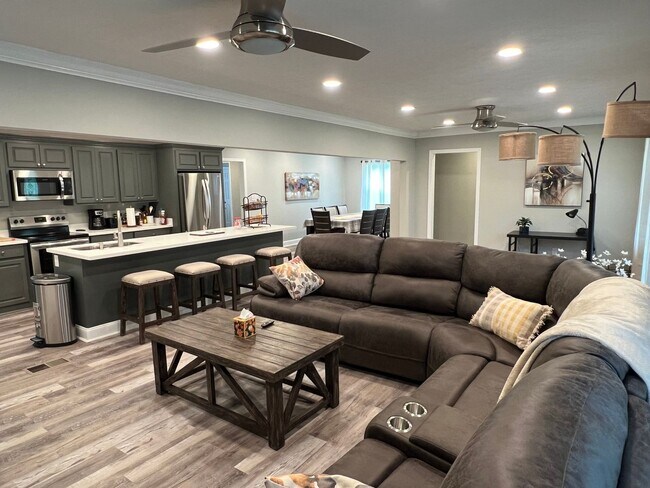 Foto del edificio - 4 Bedroom Single Family Home in Clinton