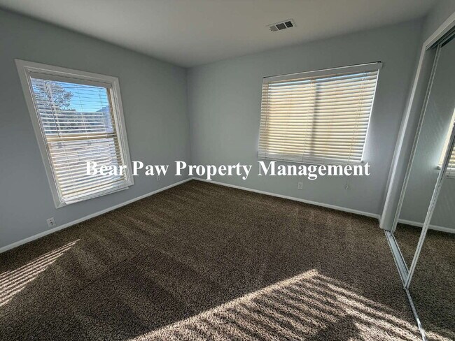 Foto del edificio - Two Bedroom One Bath on Buffalo Park!