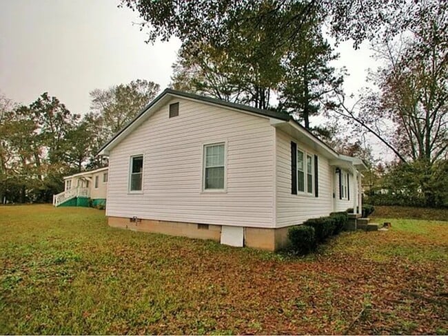 Building Photo - Charming 3 Bedroom home