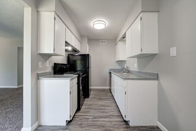 Building Photo - 2 Bed 1 Bath Apartment