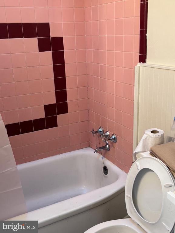 Building Photo - 914 Burnside Rd