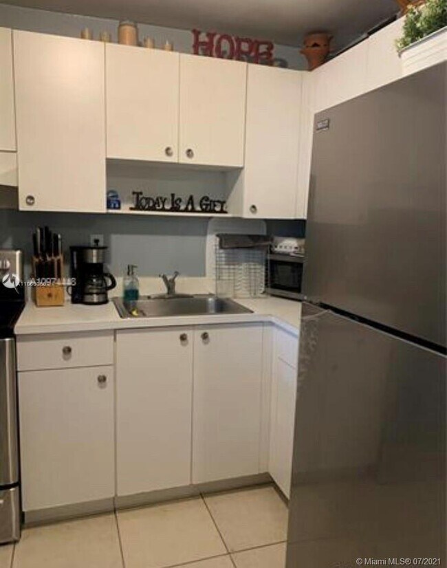 Building Photo - 1735 W 60th St