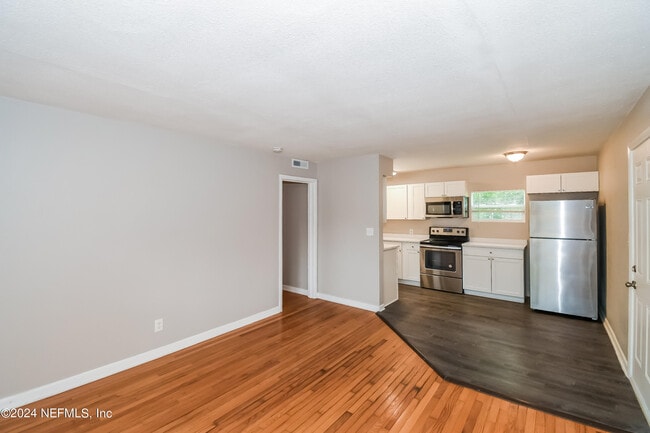 Foto del edificio - 6533 Burgundy Rd S