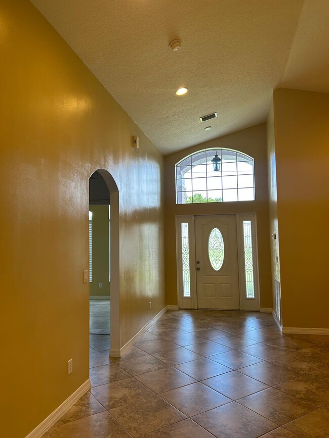 Building Photo - 674 SE Thornhill Dr