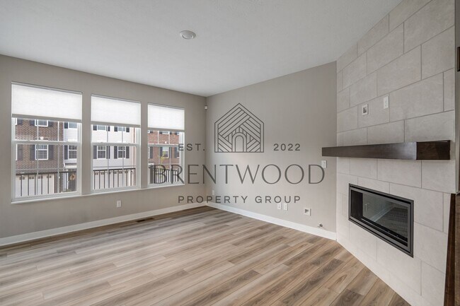 Foto del edificio - Move-In Ready Modern Townhome in Sought-Af...