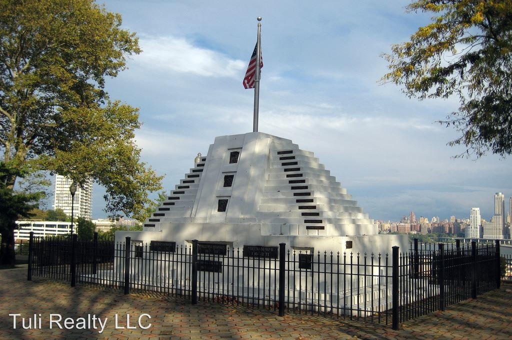 Building Photo - 109 67th St