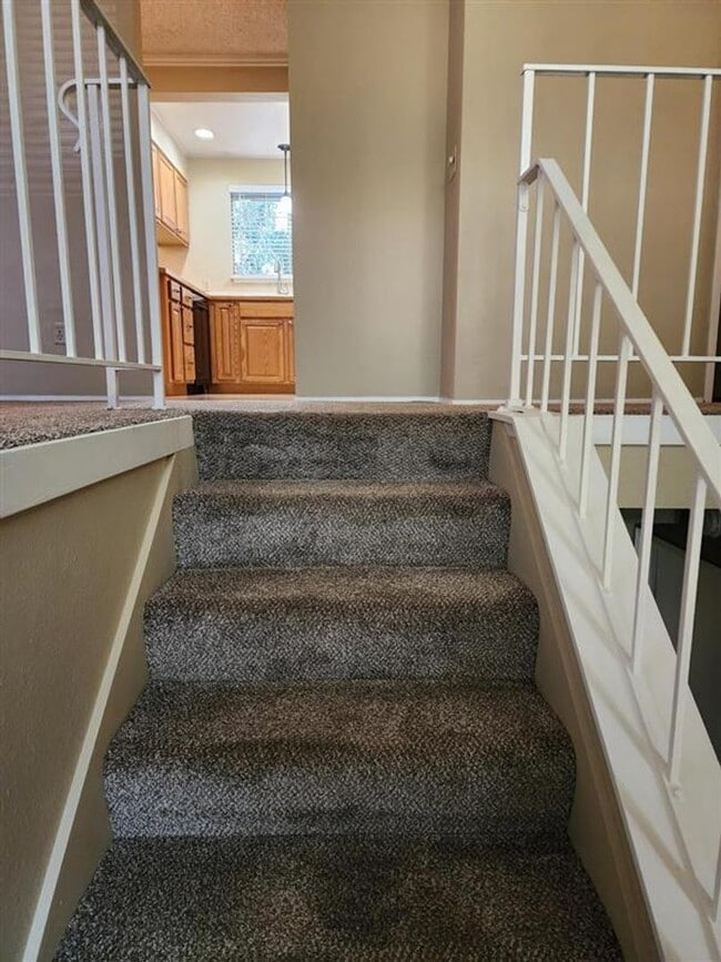 Building Photo - Beautiful 3 Bed 1.5 Bath Tri-Level home in...