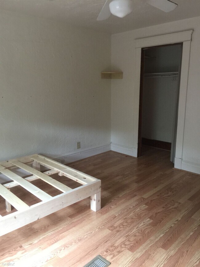 Building Photo - 6 br, 3 bath House - 902 Packard St AVAILA...
