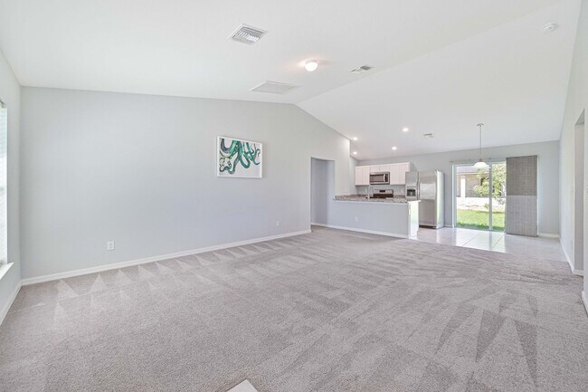 Foto del edificio - Spacious Three-Bedroom Home with Open Floor Plan, Large Yard