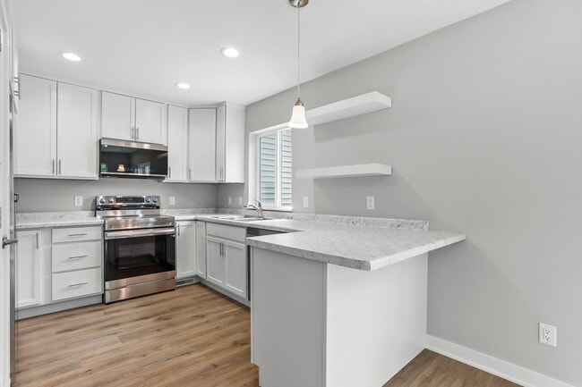 Kitchen - 200 Chalet Dr