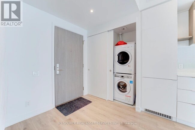 Building Photo - 161 Roehampton Ave