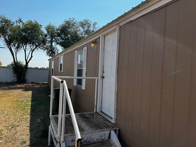 Building Photo - 3 Bedroom-2Bath located near CAFB