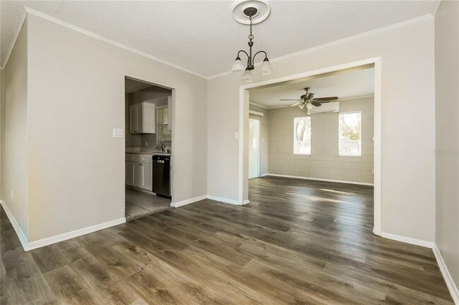 Building Photo - 5801 Abercorn Dr