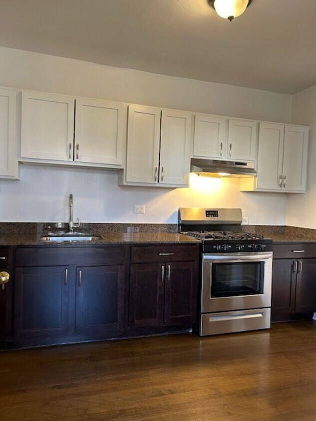 Foto principal - 2 bedroom in Chicago IL 60645