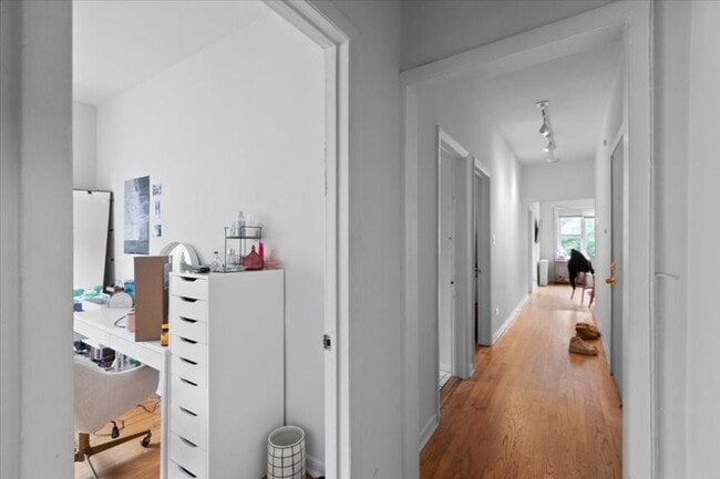 Building Photo - 3 bedroom in Chicago IL 60660
