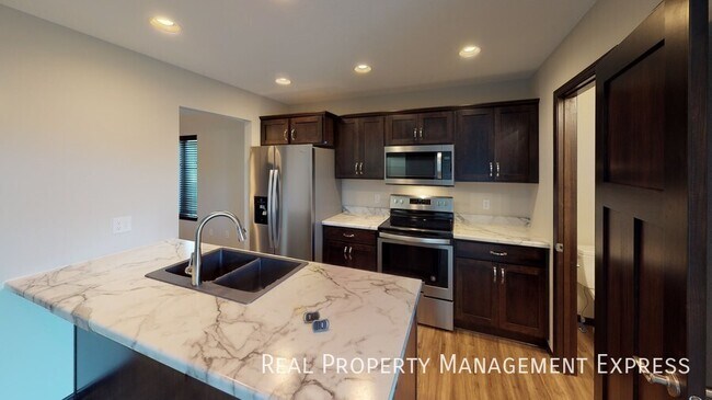 Foto del edificio - 3 Bedroom 1.5 Bathroom Townhome w/ Double Stall Attached Garage on the West side of Sioux Falls