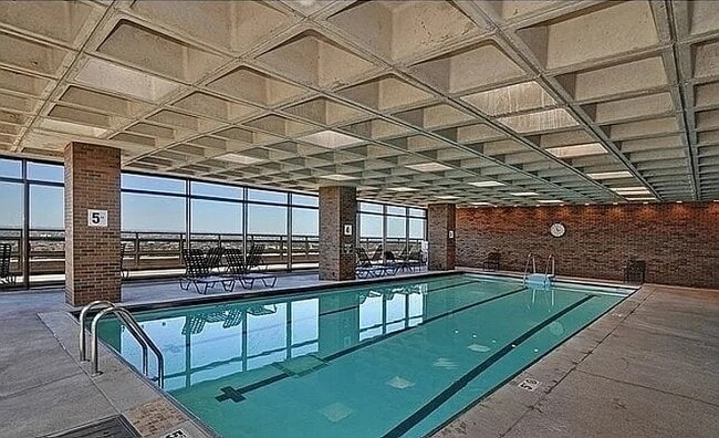 Foto del edificio - 2650 N Lakeview Ave