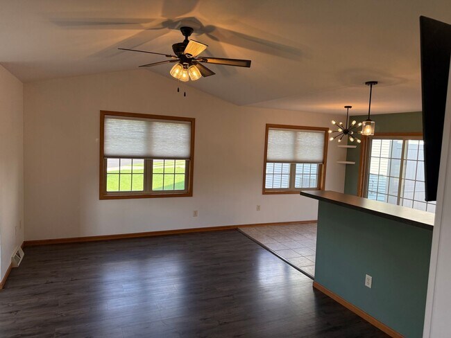 Foto del edificio - Remodeled 3BR 3BA Duplex in Black Earth –  $2650 month