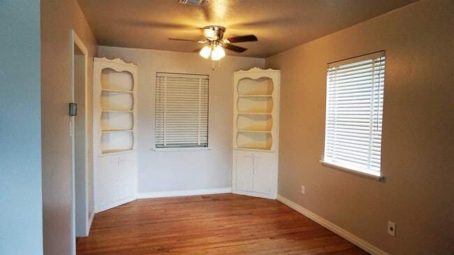 Building Photo - 4 BED 2 BATH 1 CAR GARAGE PLUS CARPORT IN STEVE PENNINGTON ADDITION