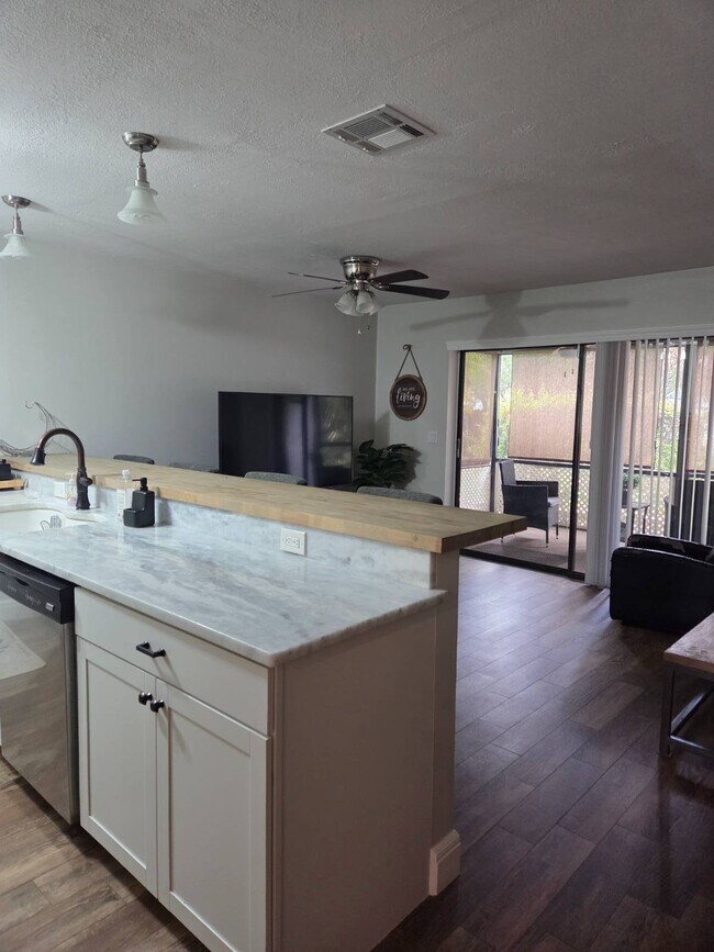 Building Photo - 4701 Vilabella Dr