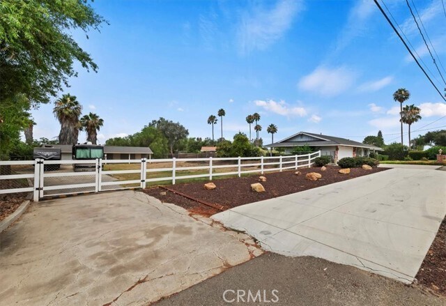 Foto del edificio - 15833 Ridgeway Ave