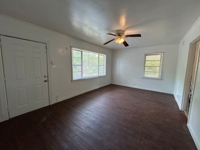 Building Photo - Beautiful Two Bedroom home