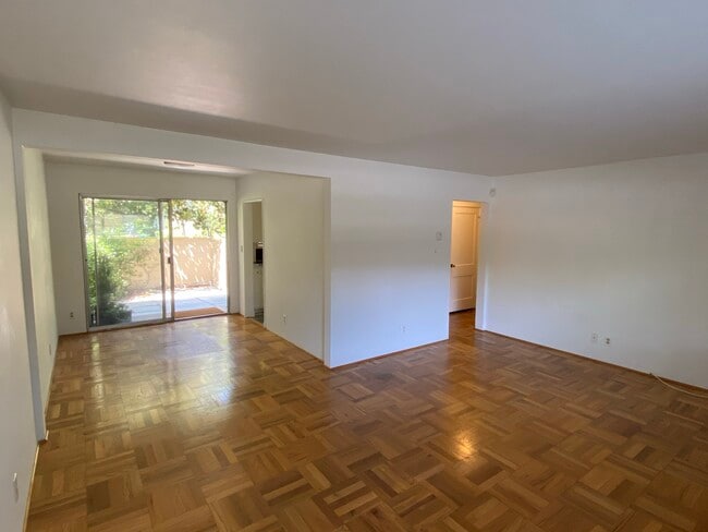 Living area panoramic - 5414 Village Grn