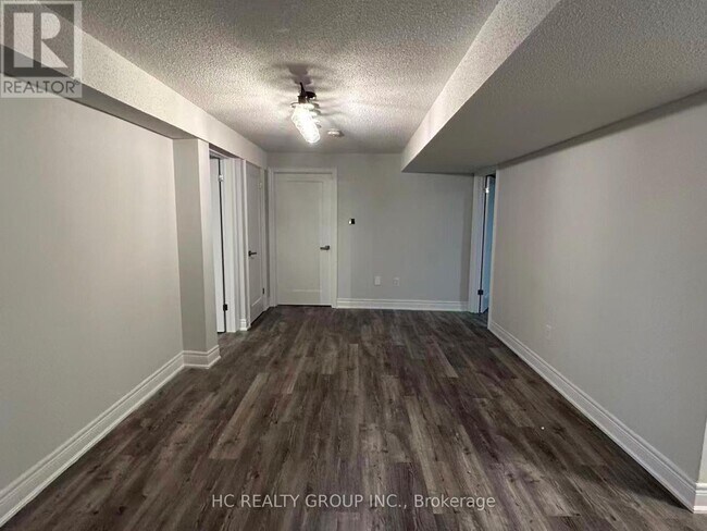 Photo du bâtiment - 62 Adrian Crescent