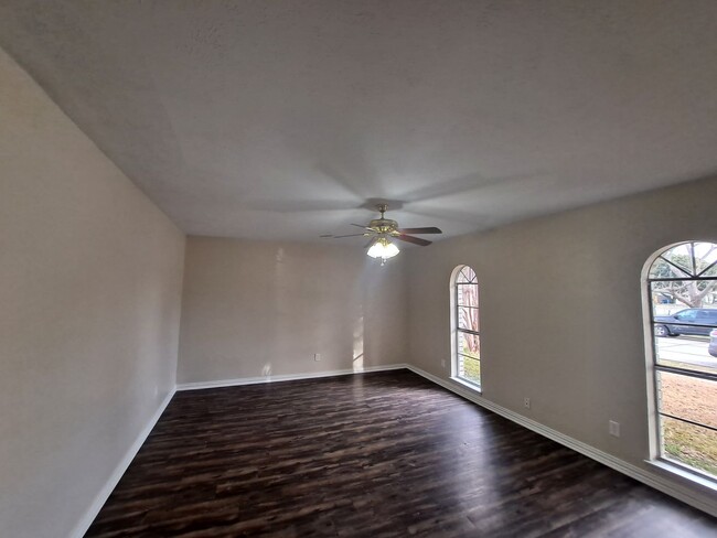 Building Photo - Move In Ready!  3/2/2 Great Location