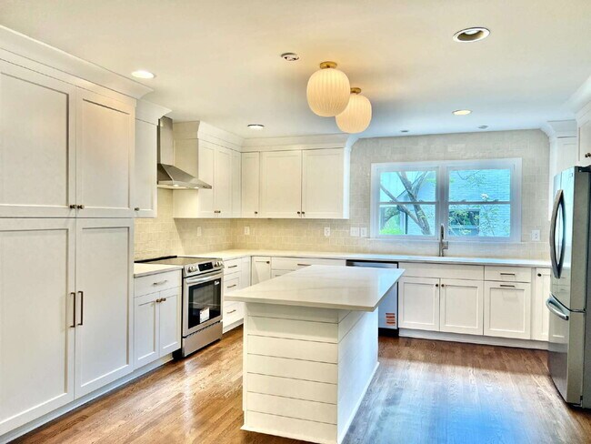 Foto del edificio - LUXURIOUS LANSDOWNE RETREAT!
