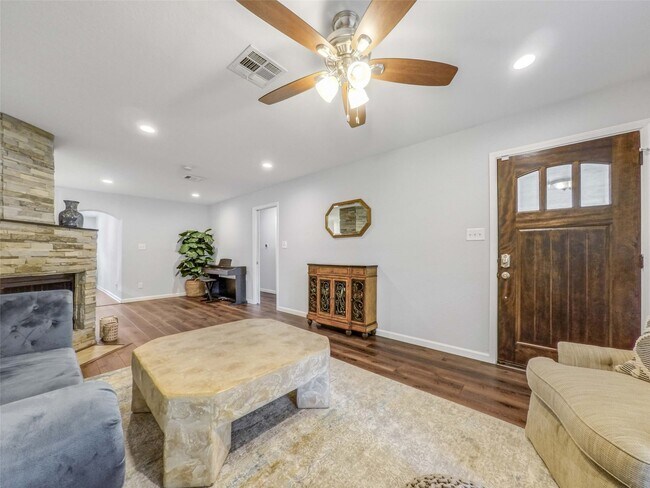 Building Photo - 5006 Saxon Dr