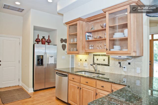 Building Photo - AVAILABLE AUGUST: Upscale 4 bed/2.5 bath home in North Campus just north of UT