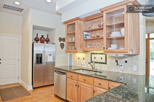 Foto del edificio - AVAILABLE AUGUST: Upscale 4 bed/2.5 bath home in North Campus just north of UT