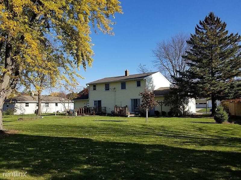 818 S Superior St, De Pere, WI 54115 Townhome Rentals in De Pere WI