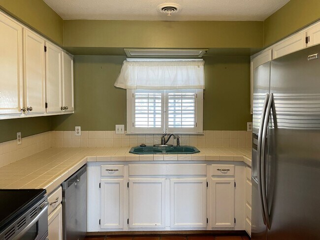 Foto del edificio - Available Now! - Unfurnished 3 Bedroom, 2....