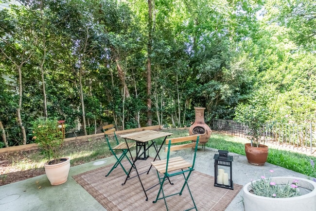 Building Photo - Fully furnished Dilworth home available im...