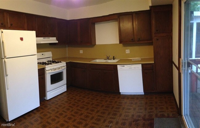Building Photo - 3890 Camelot Dr SE
