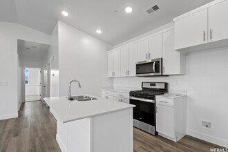 Building Photo - 473 W 40 S
