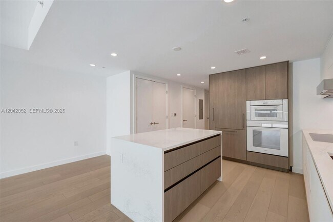 Foto del edificio - 9221 E Bay Harbor Dr