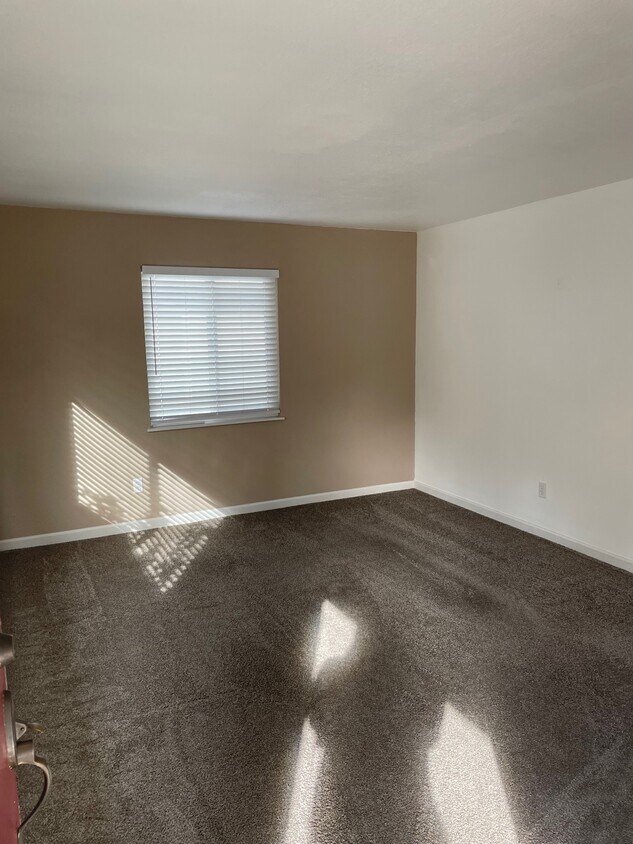 Living Room - 4368 Railroad Ave