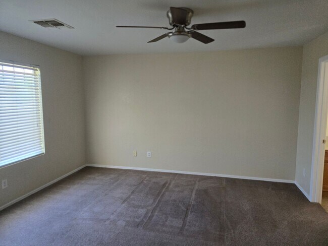 Foto del edificio - spacious 5 bedrooms 3 bathroom 2221 sq ft ...