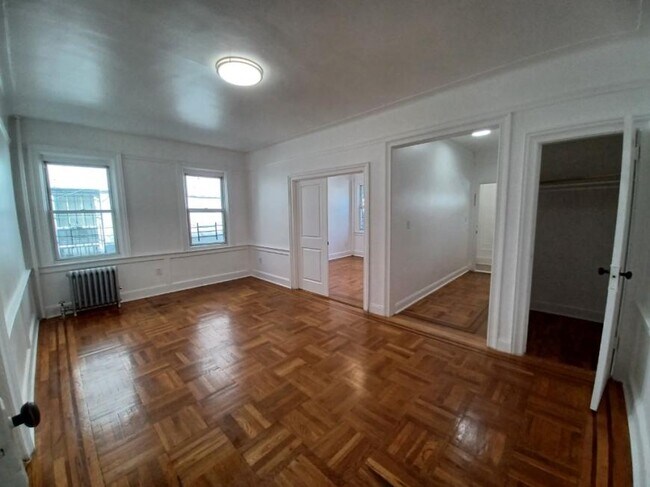 Foto del edificio - 3 bedroom in Woodside NY 11377
