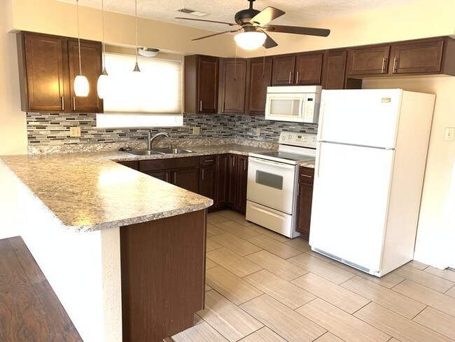 Building Photo - 3 Bed 2 Bath Home Available Now!